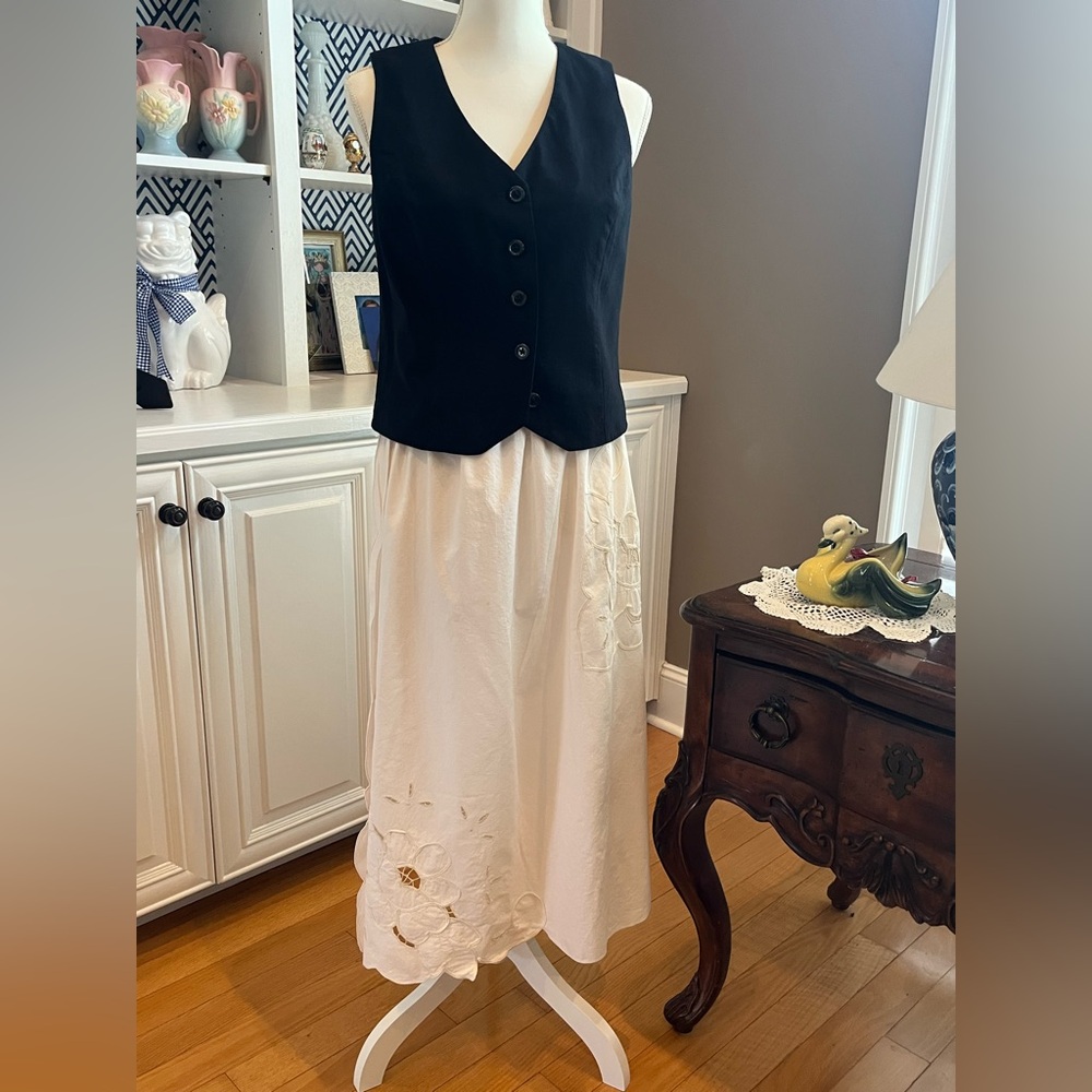 Handmade cream color scallop detailing skirt.